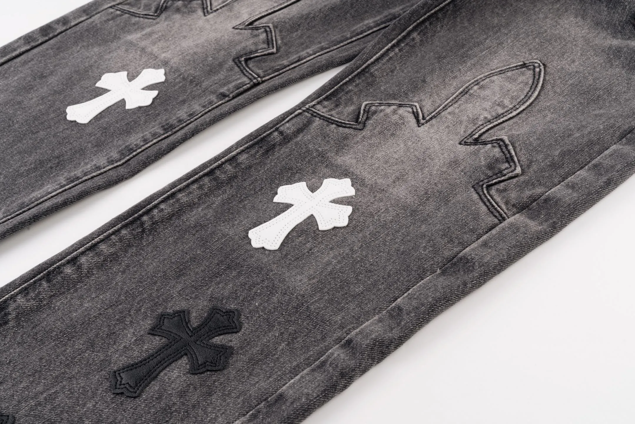 P260 Chrome Hearts Chrome Hearts city limited flame black and white leather jeans need to be washed after the finished product is disassembled and hand-made with sheepskin cross leather and then spliced ​​together. The whole piece has too many craftsmanship to describe. The cabinet price is 16W+, the patchwork is decorated with cross flowers, and the high-waisted washed jeans! ! Absolutely high-end luxury products, 8W+ level god-level single products, super popular products, made with top heavy industry, a magic weapon that cannot be missed. About Kroxin This is an extremely luxurious fashion brand, which can also be called the nobles of the high street. It has always been an exclusive brand for some hipsters or rich second generation. Compared with ordinary high streets, it is more luxurious and noble. Compared with luxury brands, it has a more fashionable personality and has always been a brand that I have a special liking for. Style number: 1566# Color: black Size: 28 30 32 34 36